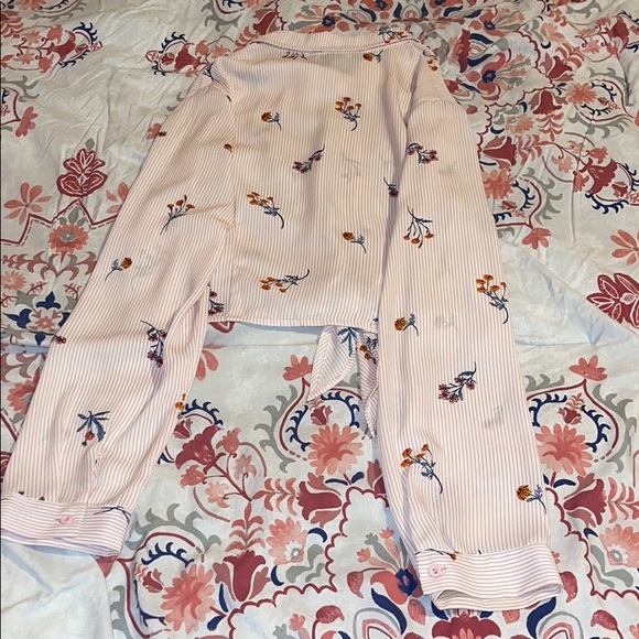 Free Floral Button Down Collared Blouse - Picture 5 of 5